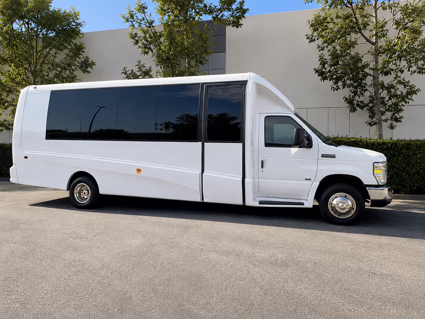 airport transfer buses serving louis armstrong new orleans international airport