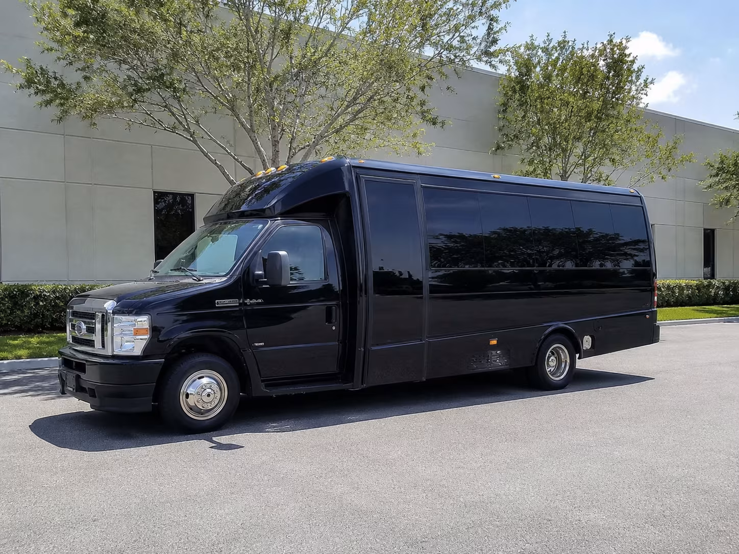 convention and conference shuttle buses between kenner hotels and new orleans venues