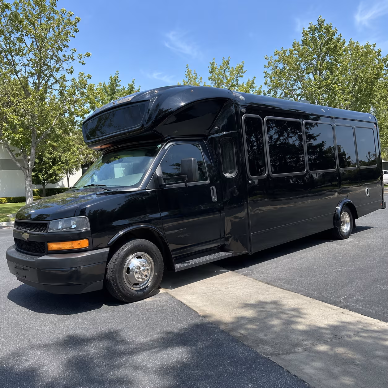 kenner 15 passenger party bus
