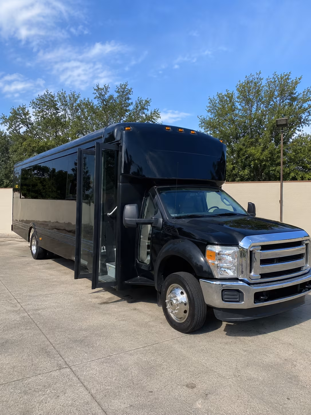 kenner 20 passenger party bus