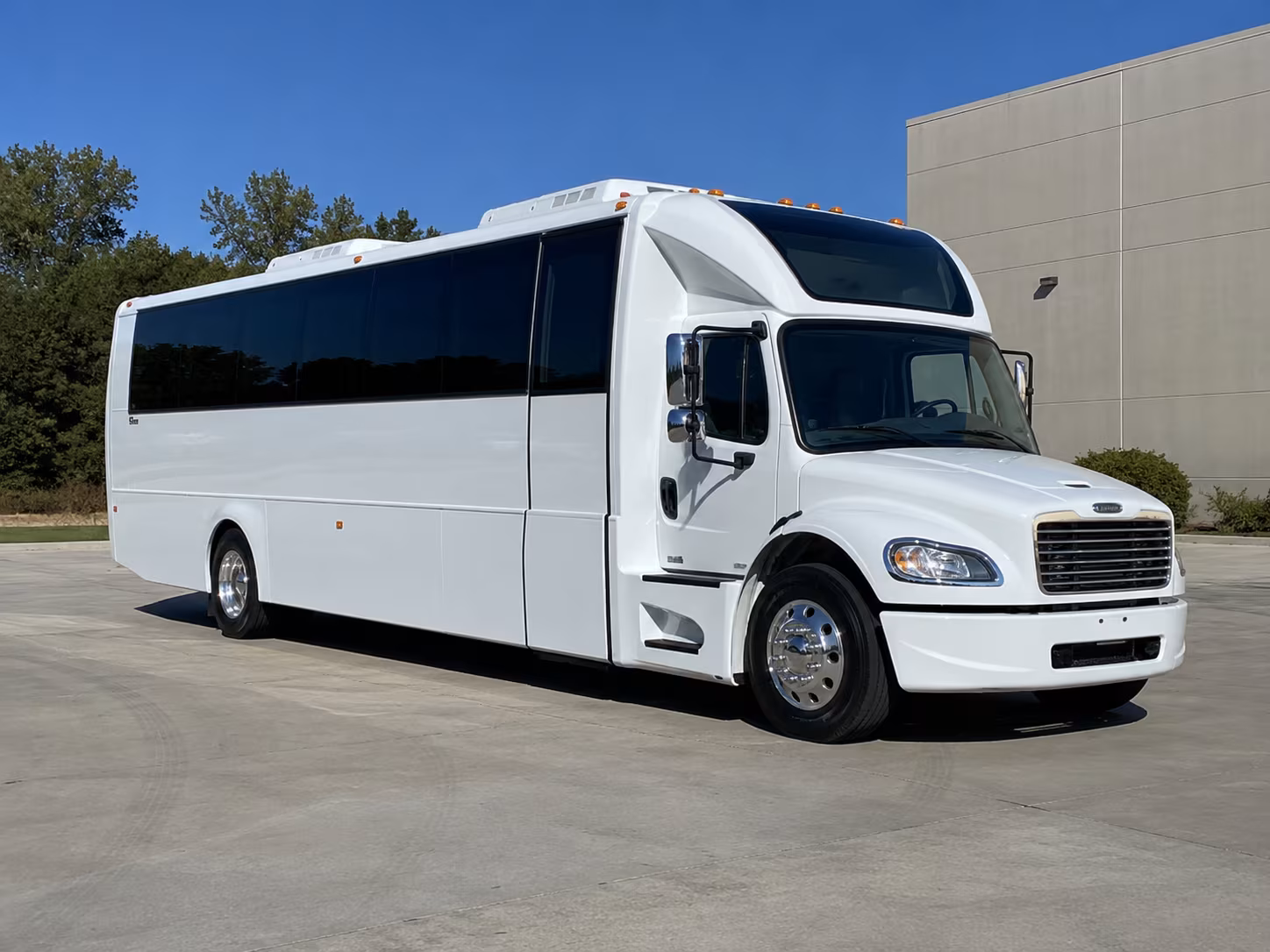 kenner 28 passenger party bus